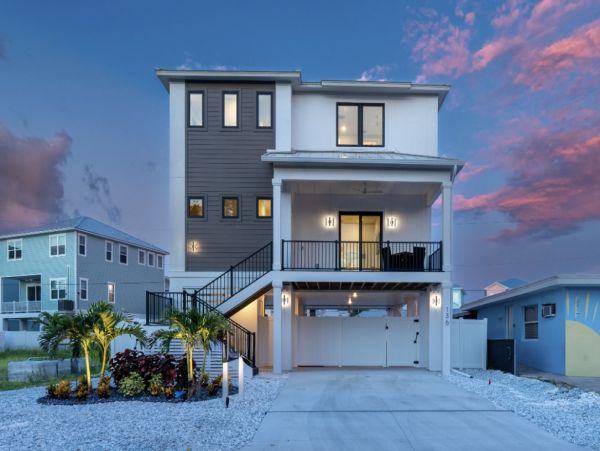 Modern Coastal Beach House - Perfect for Families & Groups